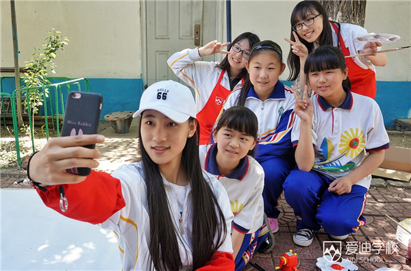 愛迪學(xué)校與太陽同行公益活動，愛迪學(xué)子為打工子弟學(xué)校學(xué)生修繕音樂教室