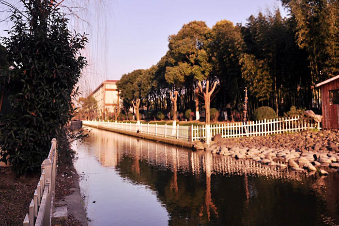 學生公寓的護城河(四面環(huán)河).jpg