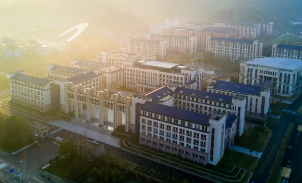 杭州外國(guó)語(yǔ)學(xué)校2025年招生信息（學(xué)費(fèi)、課程、招生人數(shù)）
