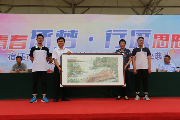 鐘吾國際學校把四個“囑托”放進了畢業(yè)生遠走的“行囊”